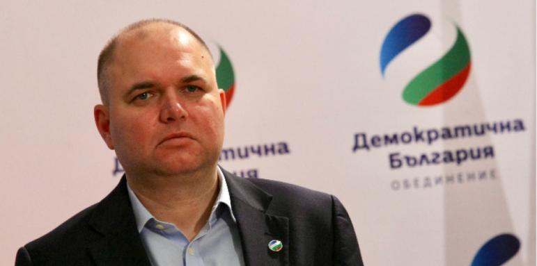 Демократична България си заплю три министерства